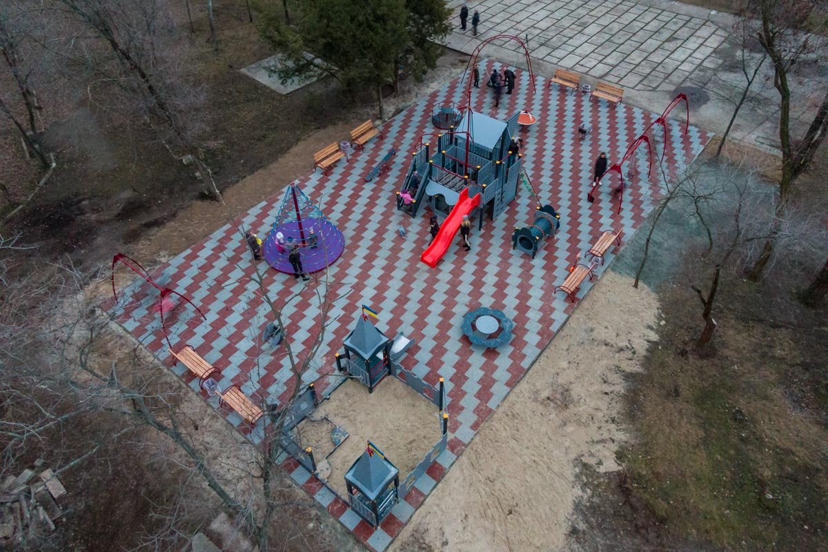 Учитывая антураж парка, эта детская площадка — самая яркая часть его территории Учитывая антураж парка, эта детская площадка — самая яркая часть его территории