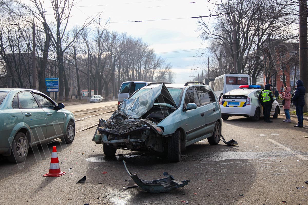 Столкнулись Mitsubishi и 136-я маршрутка Столкнулись Mitsubishi и 136-я маршрутка
