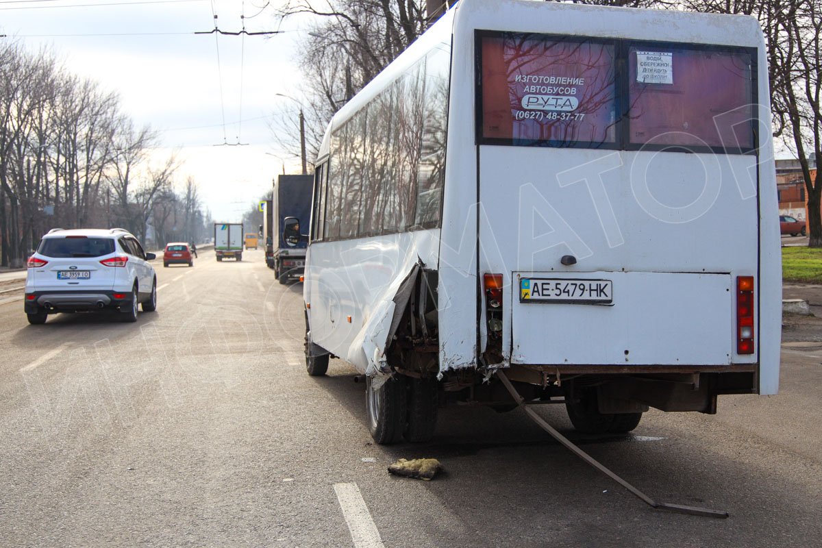 Как результат, легковушка въехала в маршрутку с пассажирами Как результат, легковушка въехала в маршрутку с пассажирами