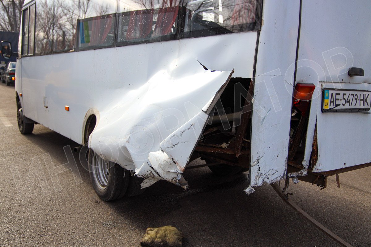 Из-за столкновения у маршрутки вырвало кусок в области заднего колеса Из-за столкновения у маршрутки вырвало кусок в области заднего колеса