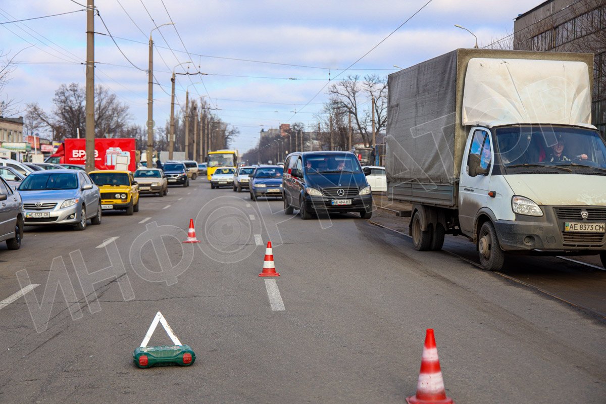 В районе авторынка занята правая и средняя полосы движения - проездной левый ряд в сторону Мирного В районе авторынка занята правая и средняя полосы движения - проездной левый ряд в сторону Мирного