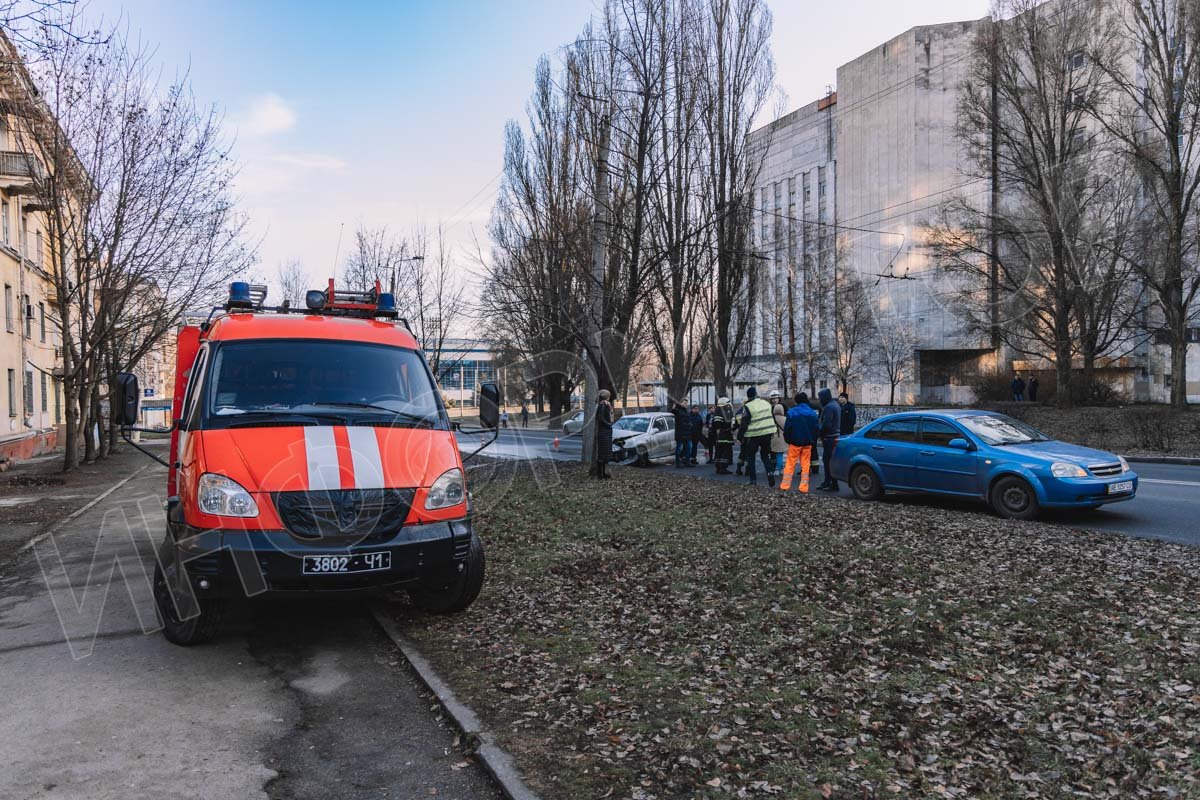 В Днепре на Криворожской Geely влетела в столб: водителя забрала скорая 3