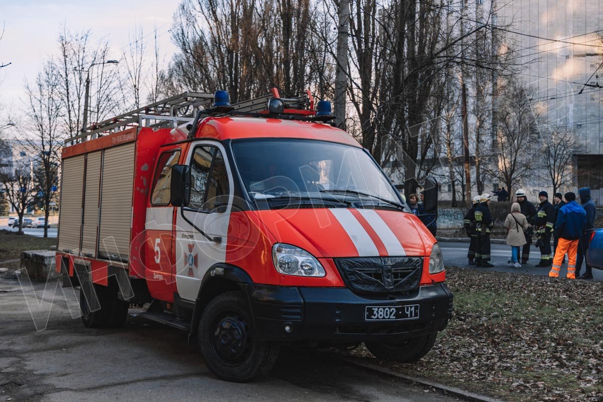 Сотрудники ГСЧС сняли клеммы с аккумулятора