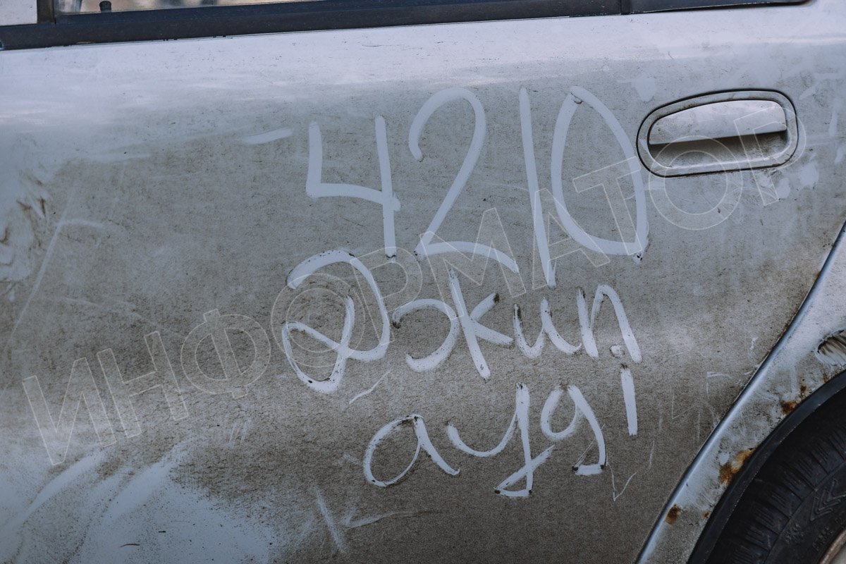 Очевидцы оставили на двери номерной знак и марку автомобиля виновника аварии