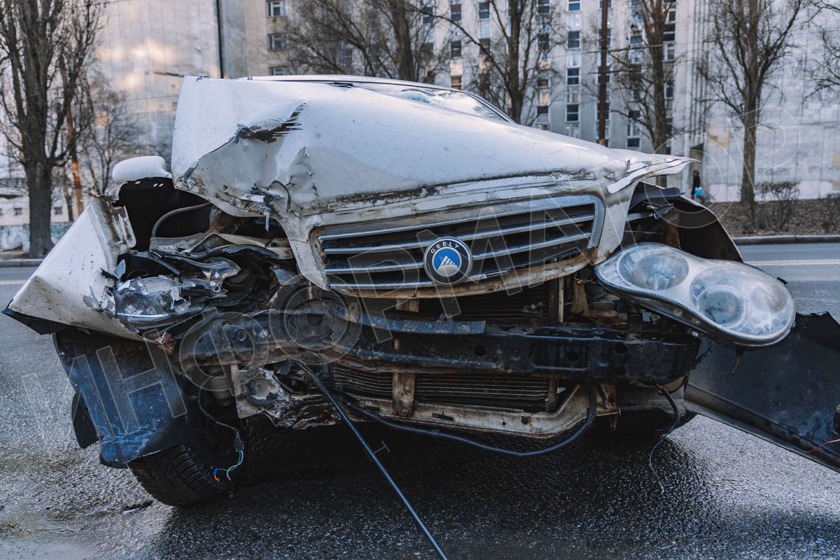 Повреждения Geely