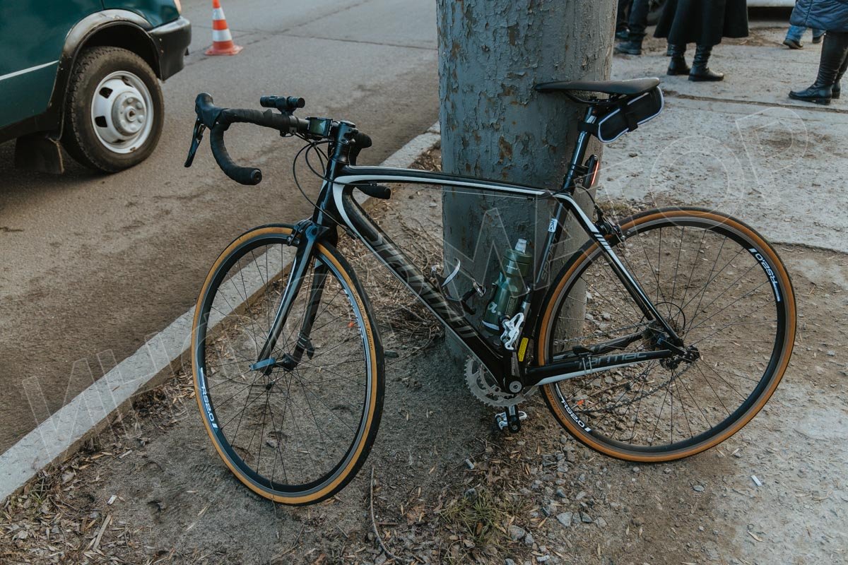 Велосипедист врезался в ГАЗель Велосипедист врезался в ГАЗель