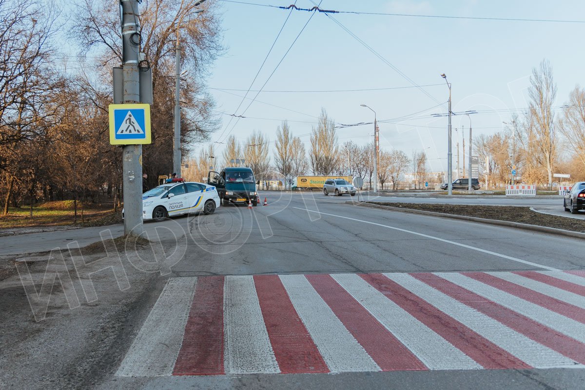 Перед ГАЗелью также остановились пара автомобилей Перед ГАЗелью также остановились пара автомобилей