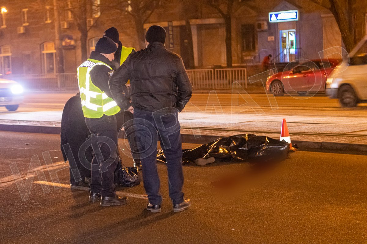 Женщина переходила дорогу в неположенном месте Женщина переходила дорогу в неположенном месте
