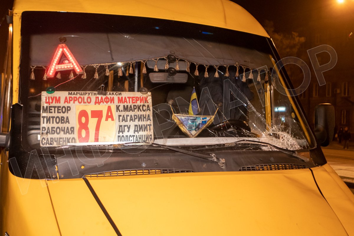 У маршрутного такси разбито лобовое стекло У маршрутного такси разбито лобовое стекло