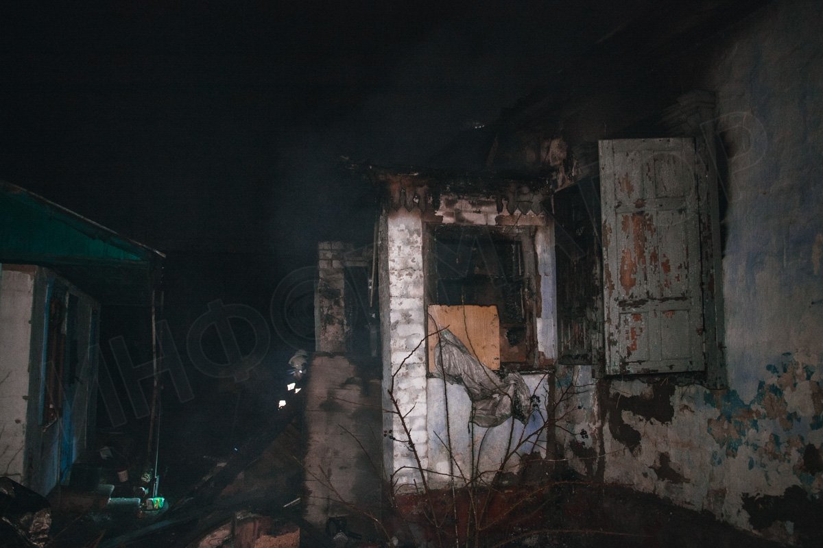 Огонь охватил 2 комнаты