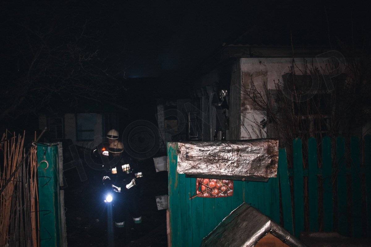 Спасатели продолжают осматривать здание