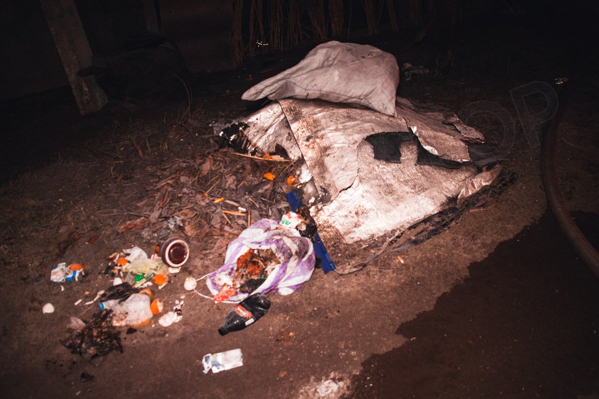 Во дворе нашли много мусора