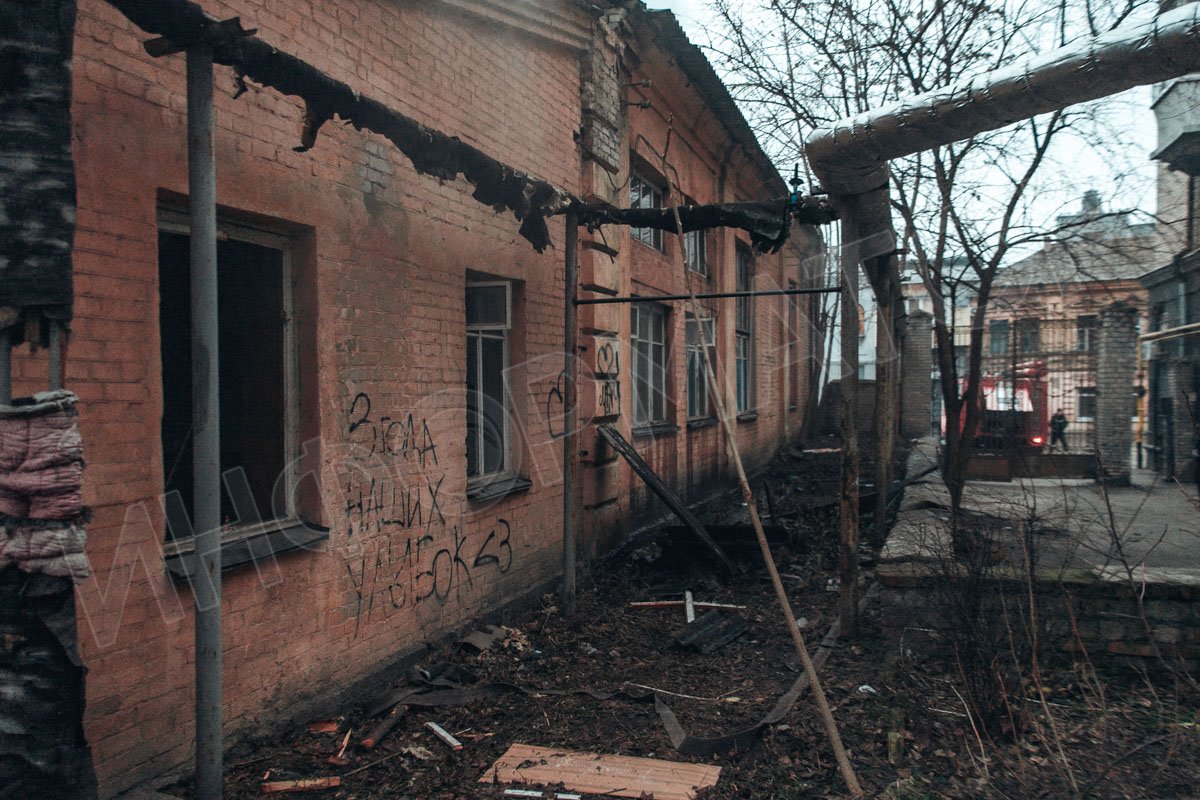 В Днепре на улице Вокзальной горело заброшенное здание 2