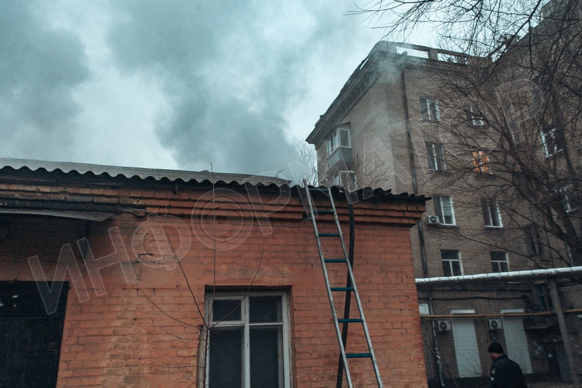 В Днепре на улице Вокзальной горело заброшенное здание 3