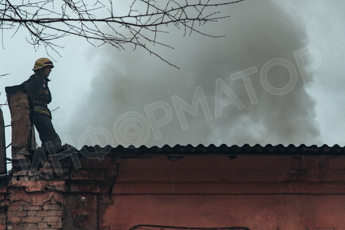 В Днепре на улице Вокзальной горело заброшенное здание 8