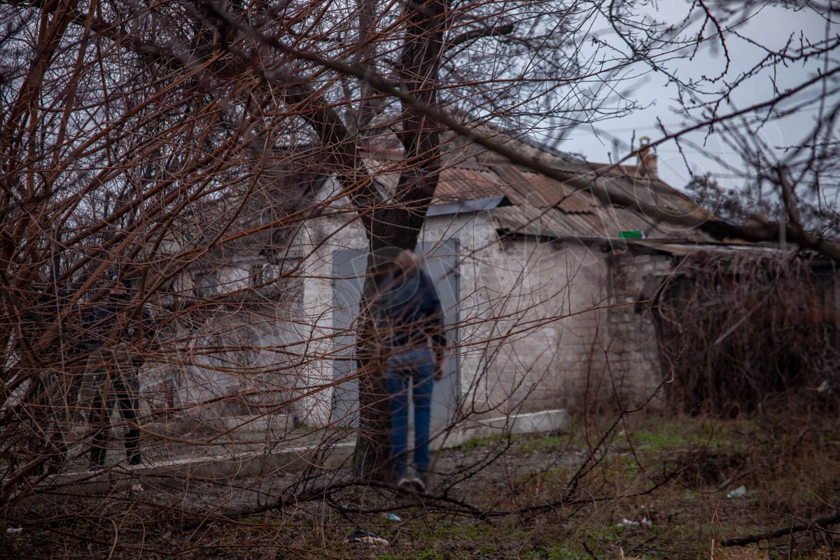 Его нашли повешенным на шнурке от капюшона на дереве
