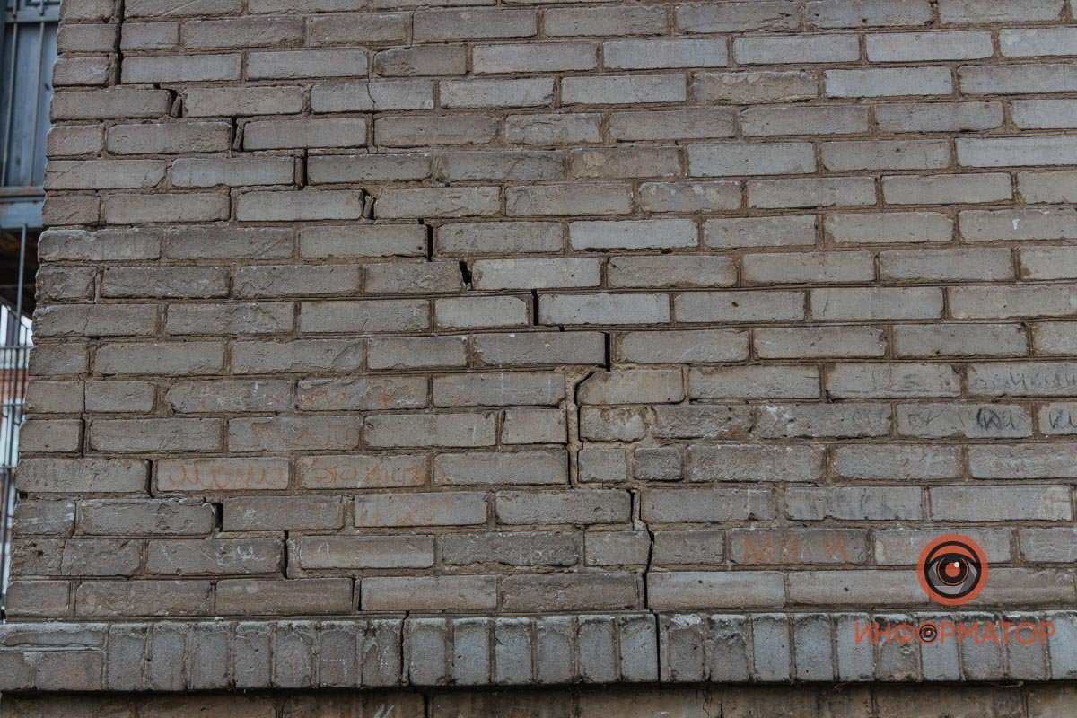 Трещины бегут не только по фасаду