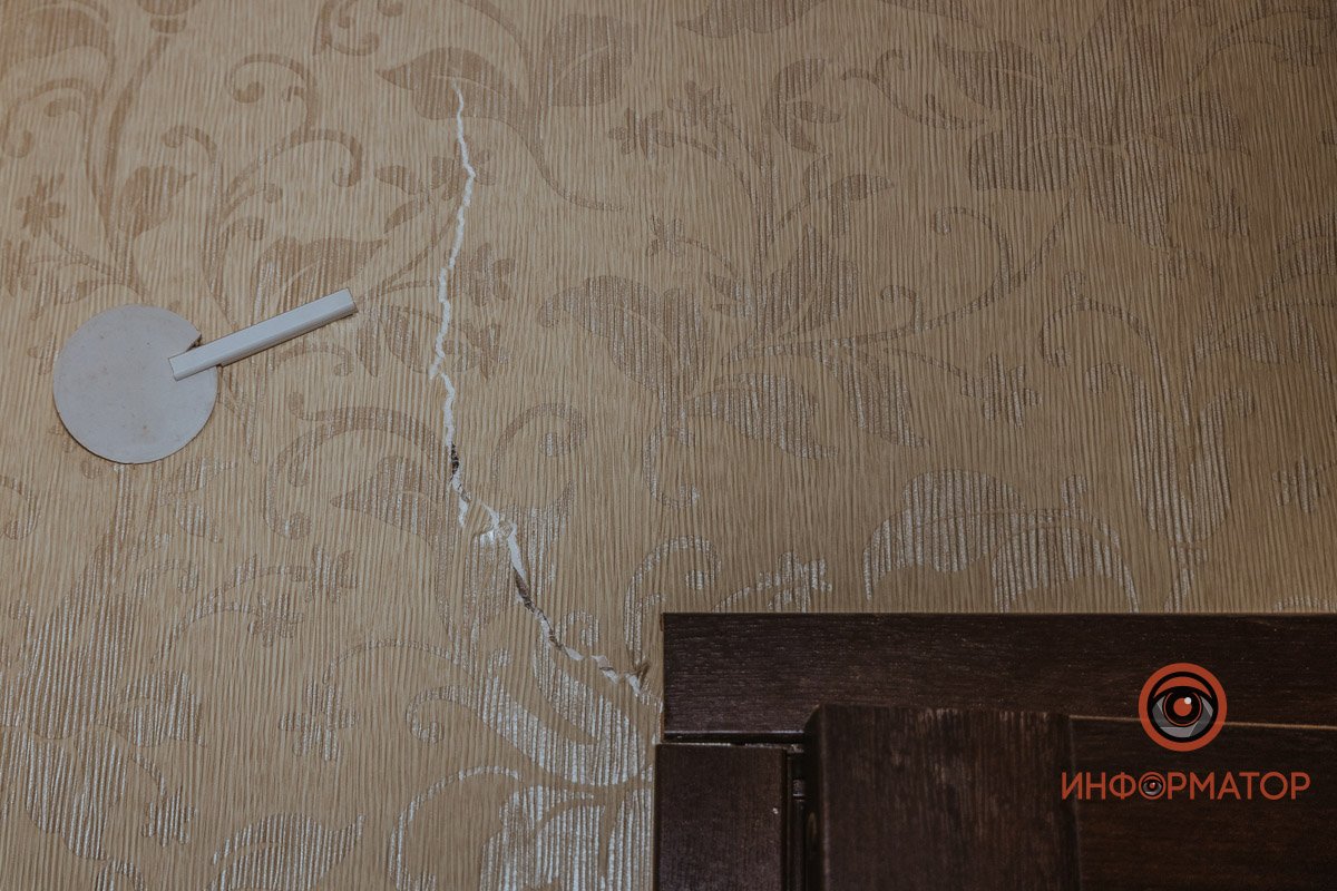 Даже в квартире трещины