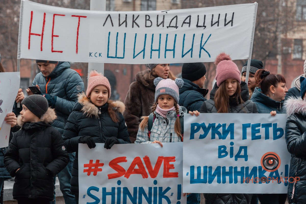 На митинг вышли около сотни людей На митинг вышли около сотни людей