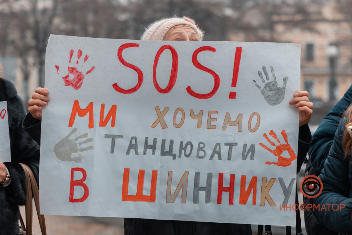 Все вооружились плакатами Все вооружились плакатами