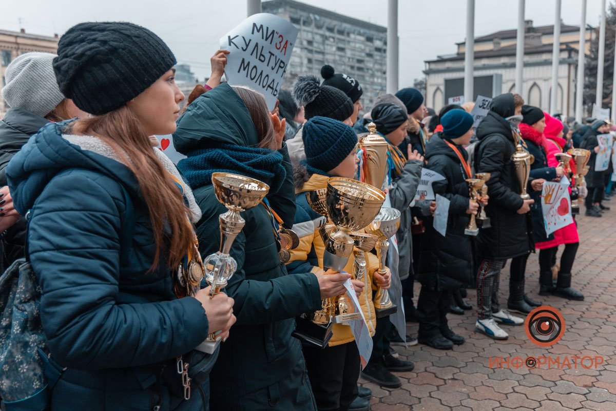 К митингующим вышли представители горсовета К митингующим вышли представители горсовета