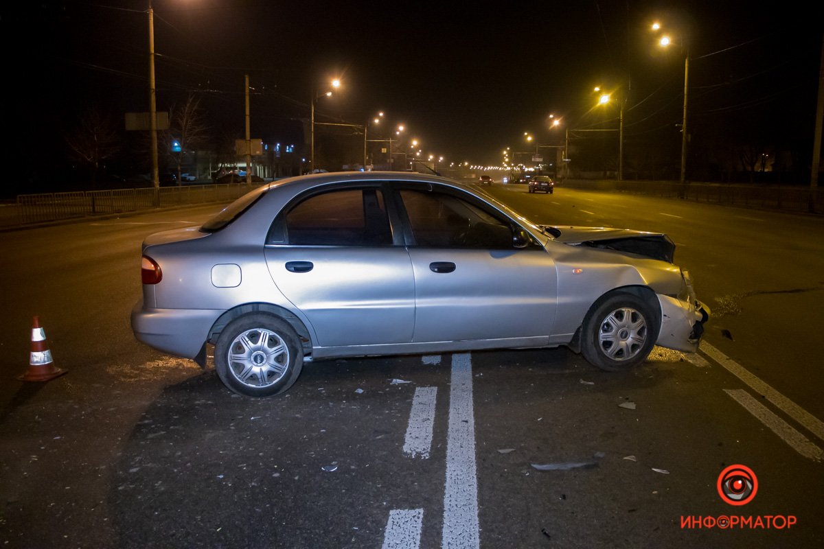 Занята разделительная полоса и правый ряд в сторону моста