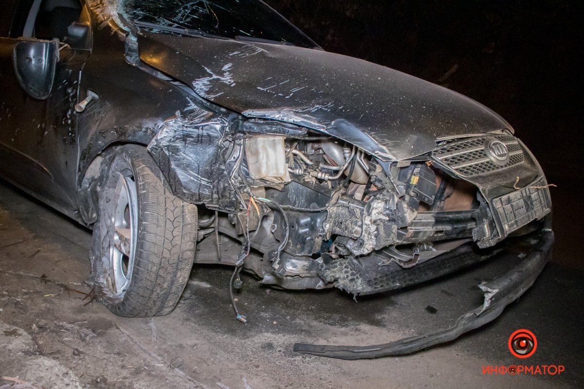 KIA въехала в бетонное ограждение