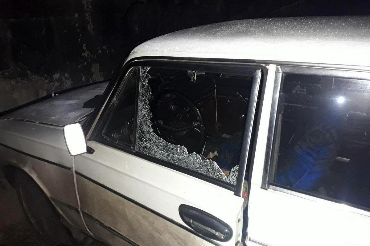 За ночь мужчина обокрал три автомобиля