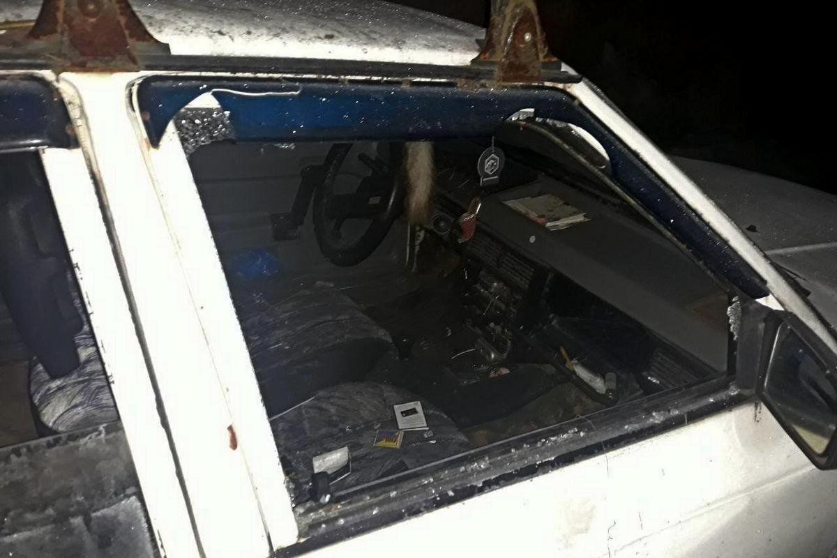 Из автомобилей злоумышленник забрал аккумуляторы, домкрат, манометр, зарядное устройство, буксировочный трос, магнитолу, часть ГБО и многое другое