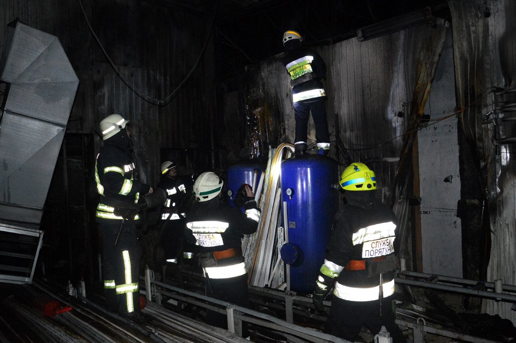 Пожар возник в помещении компрессорной на первом этаже цеха