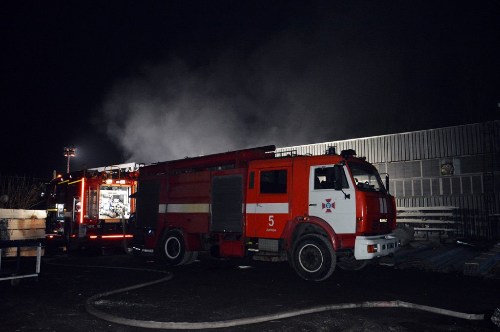 Сгорела обшивка стен из металлопрофиля в помещении компресорной, компрессорное оборудование,  ПВХ-профиль и личные вещи сотрудников предприятия