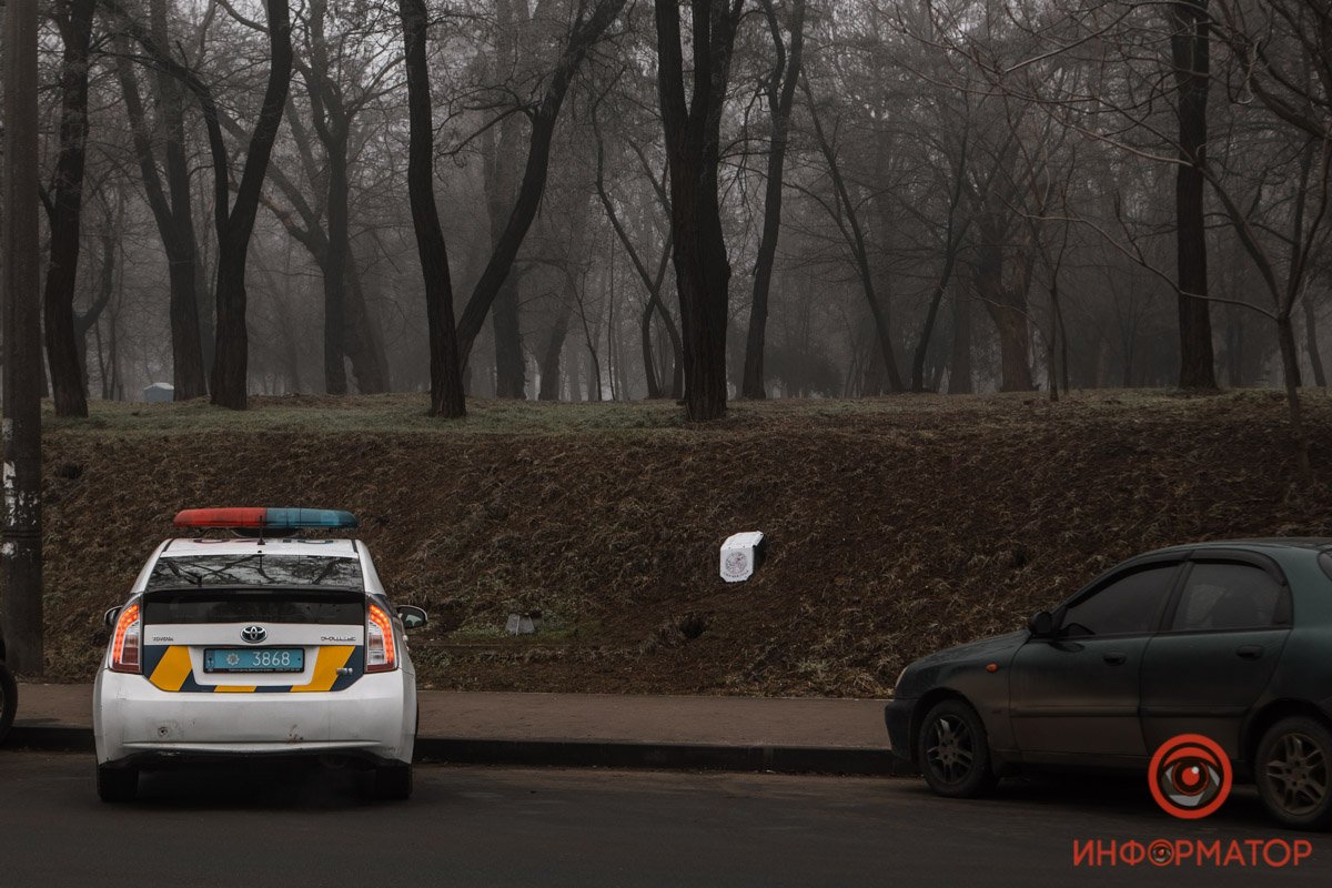 На место сразу же направили наряд полиции, а до приезда следственно-оперативной группы останки накрыли коробкой