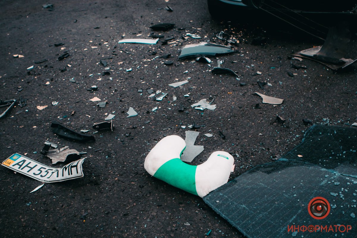 Водителя и пассажира Skoda с места аварии забрали бригады скорой помощи