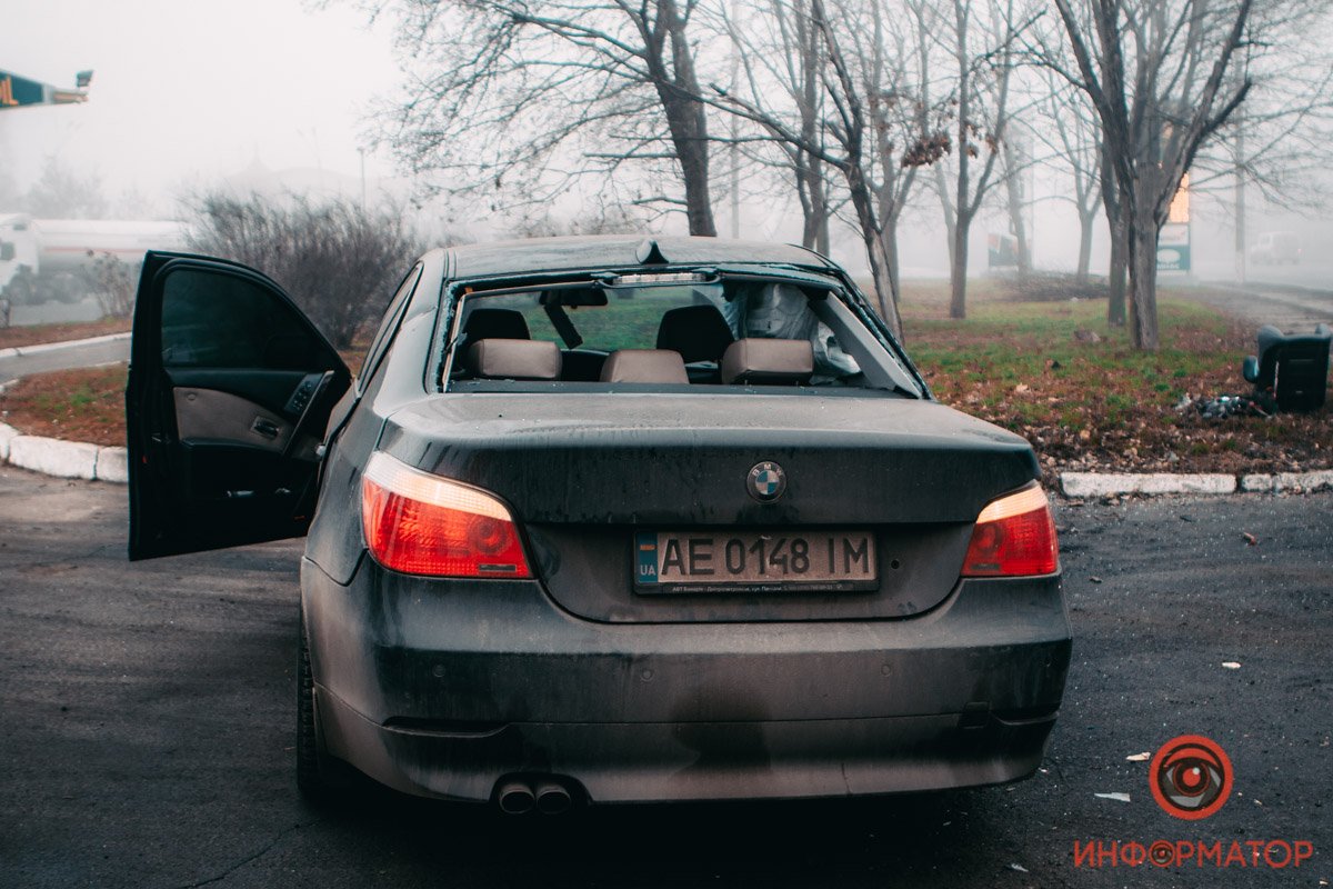 От удара у BMW вылетело заднее стекло