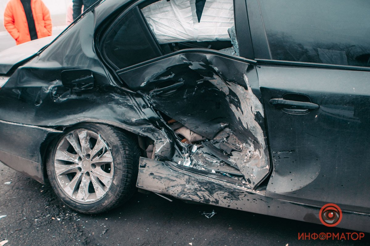 Удар пришелся в правую заднюю дверь