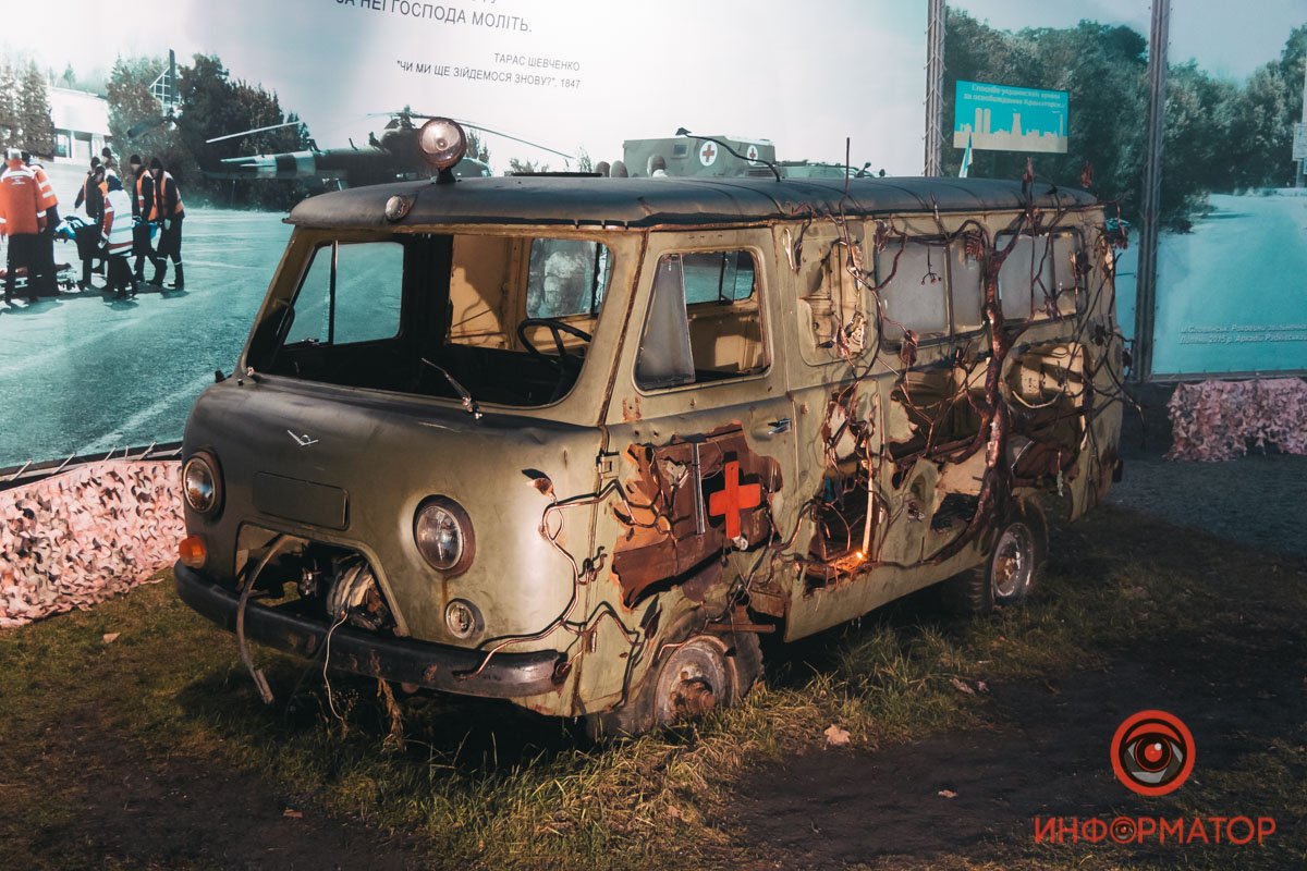 Боец спросит, правда ли, что в аду такой же запах, как в аэропорту