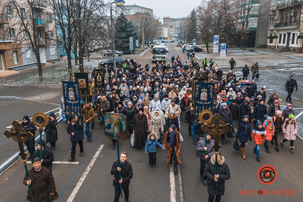 В колоне было около 200 человек В колоне было около 200 человек