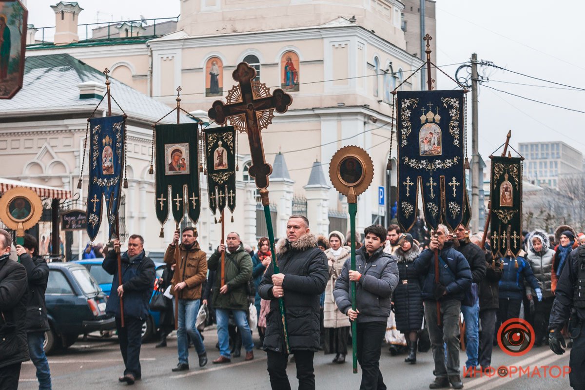 Люди несли в руках хоругви Люди несли в руках хоругви