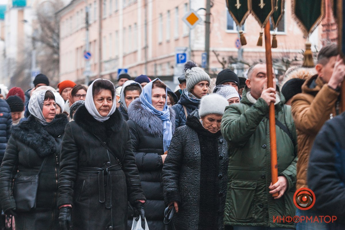 В колоне шли люди всех возрастов В колоне шли люди всех возрастов