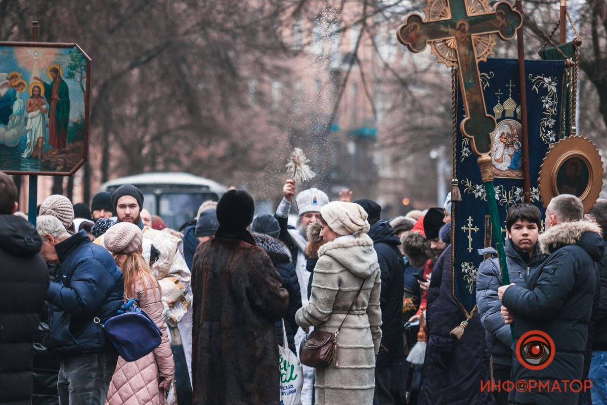 В процессе шествия священник освящал присутствующих В процессе шествия священник освящал присутствующих