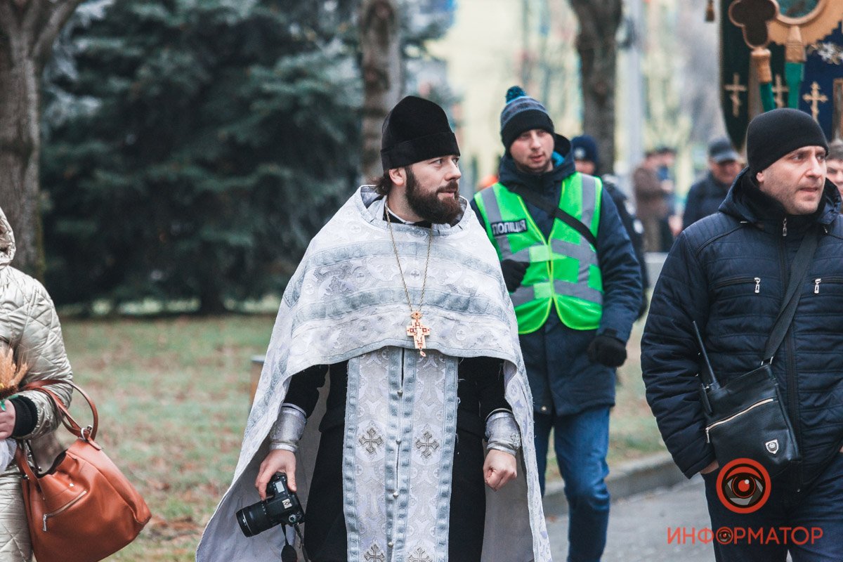 Священник наблюдает за прихожанами Священник наблюдает за прихожанами