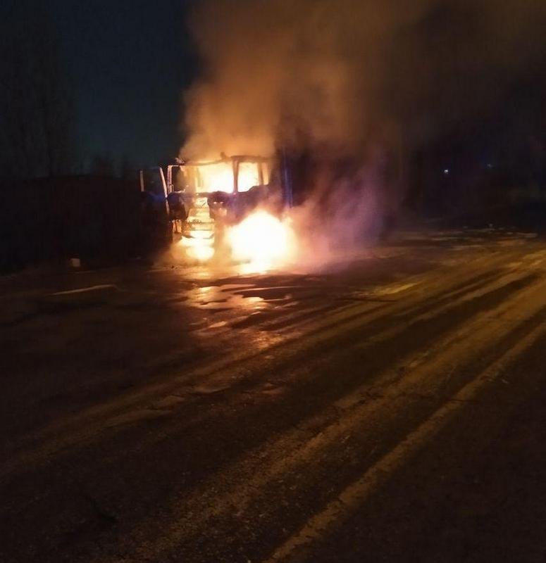 По предварительным данным, фура загорелась во время движения