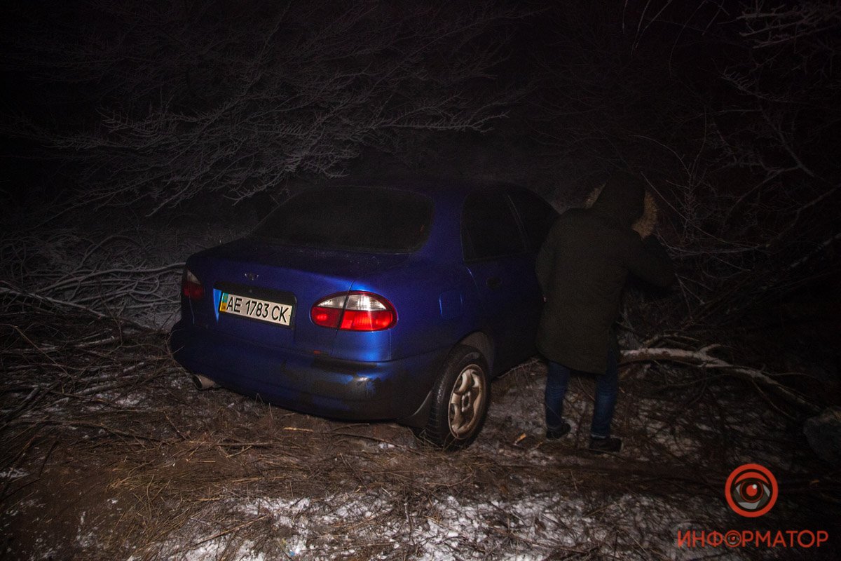Легковушку вынесло в кювет Легковушку вынесло в кювет