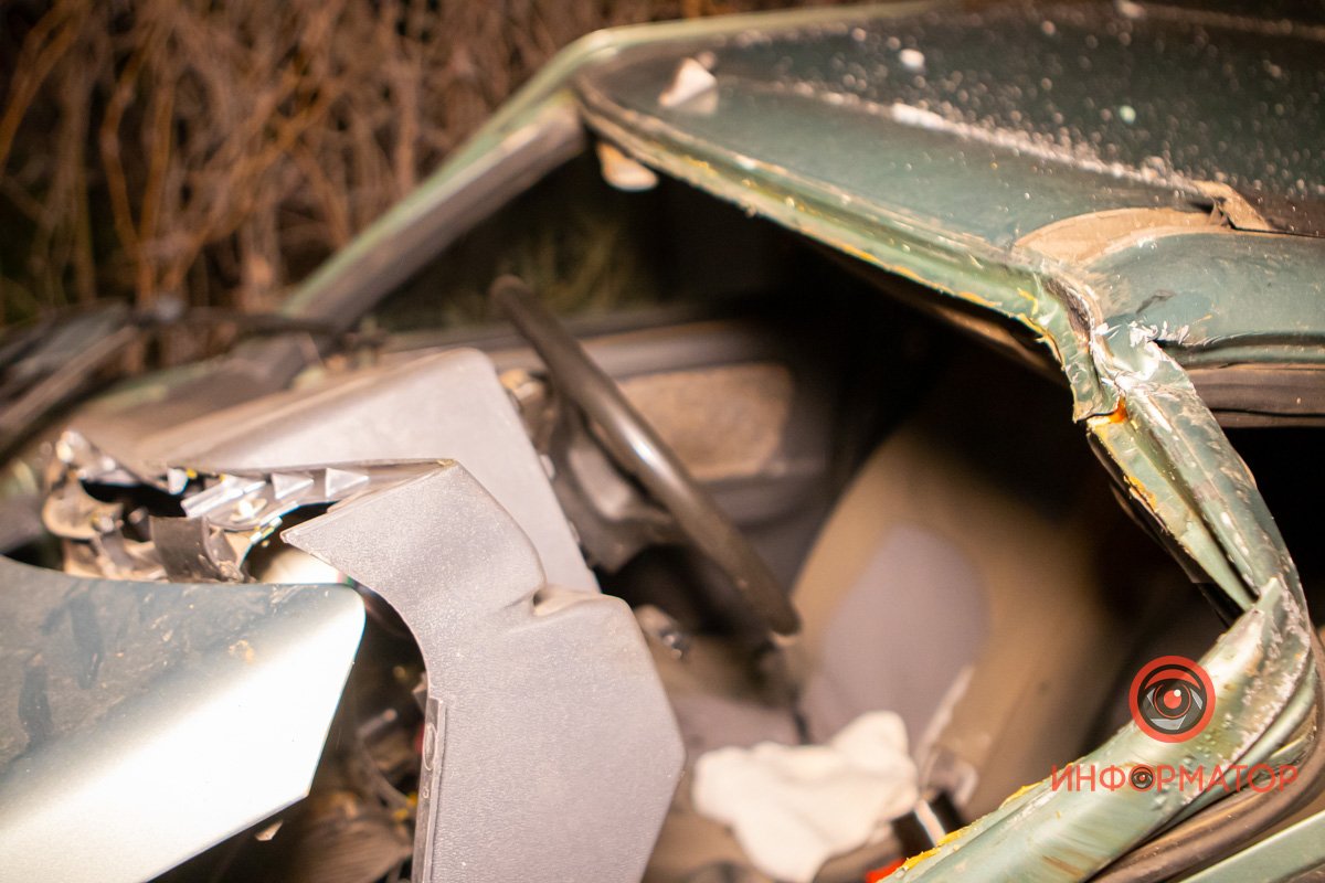 У машины от удара вылетело лобовое стекло