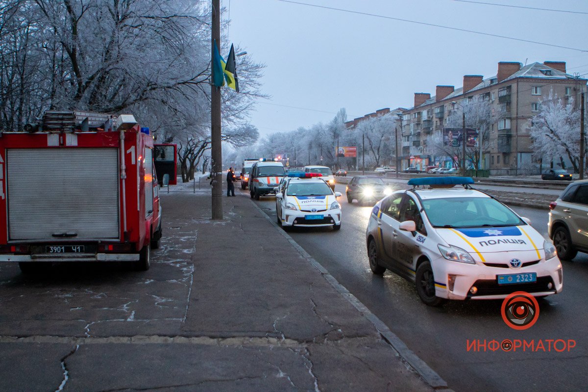 На место прибыли спасатели и полицейские