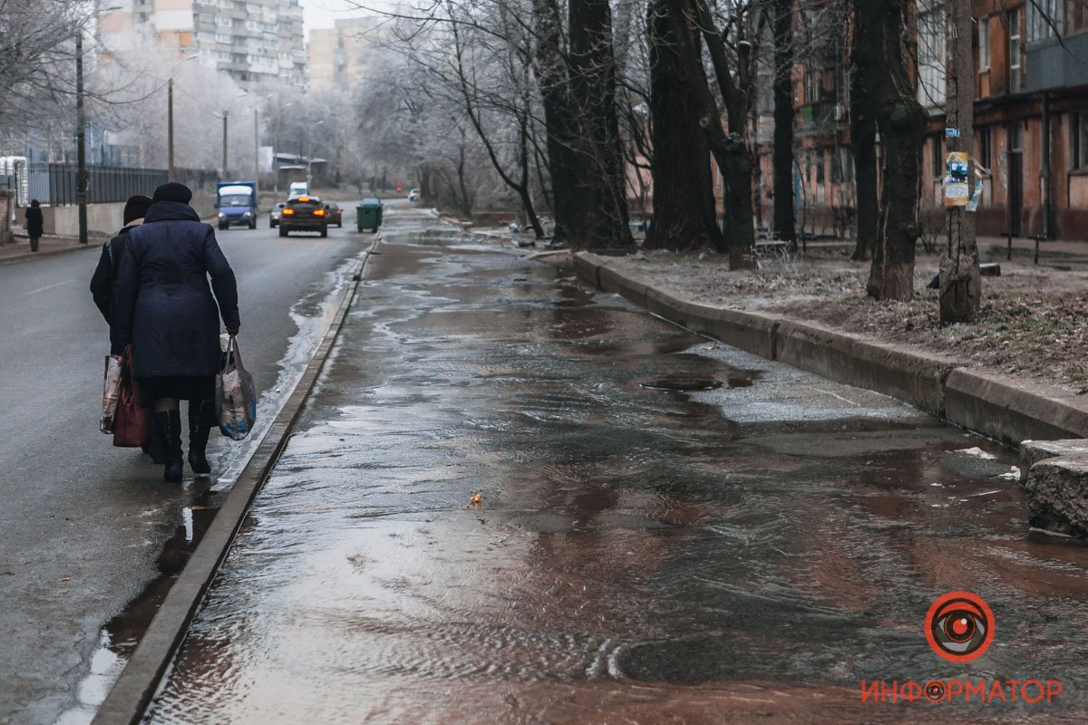 Пешеходы обходят участок Пешеходы обходят участок