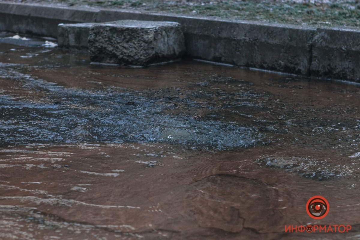 Вода бьет из-под земли Вода бьет из-под земли
