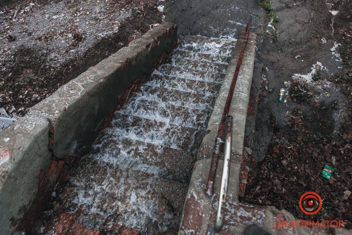 На соседних улицах отключили воду На соседних улицах отключили воду
