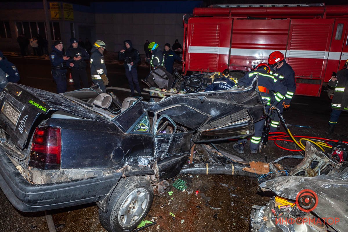 В Днепре на Малиновского столкнулись три авто: двое погибли, двое пострадали 1