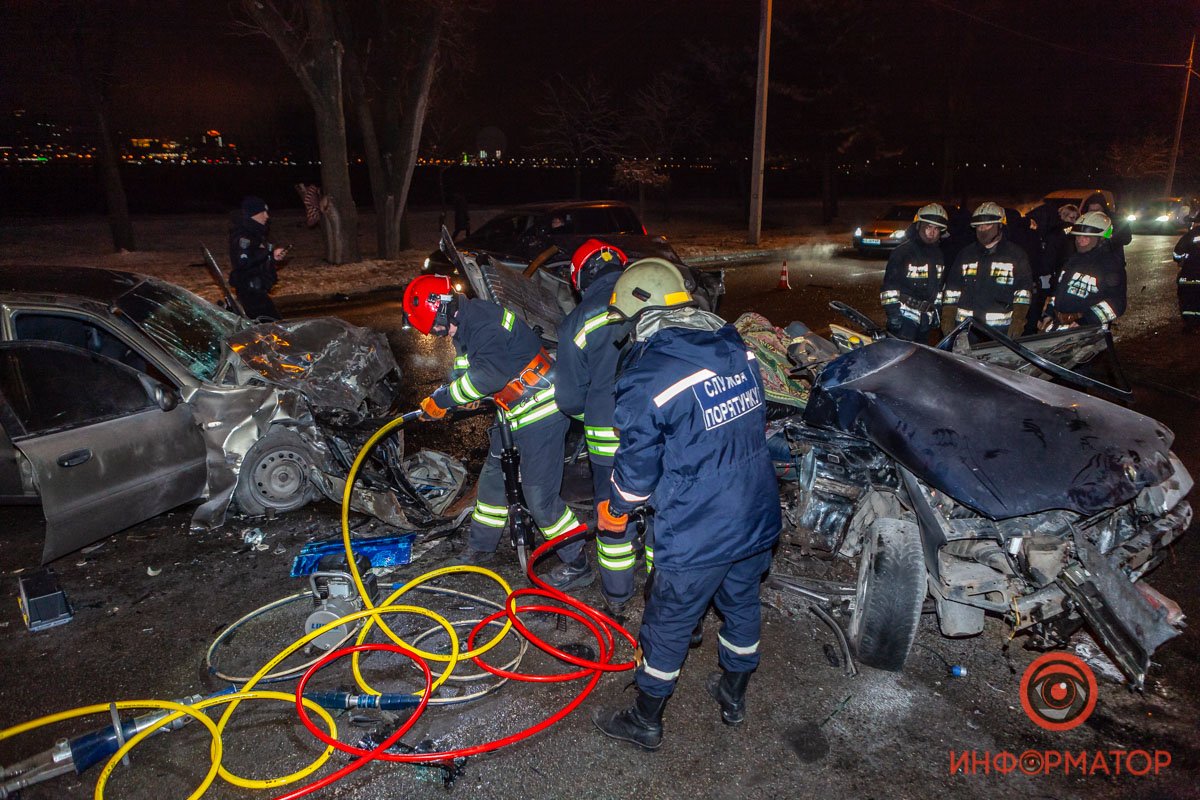 В Днепре на Малиновского столкнулись три авто: двое погибли, двое пострадали 2